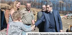  ??  ?? SOLIDÁRIO. Fernando Gomes com uma das famílias abrangidas e durante a visita às obras