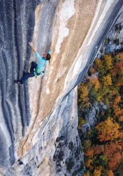  ?? ©Jan Novak ?? Mélissa Le Nevé en promenade automnale dans Tom et Je Ris (8b ou 8b+).