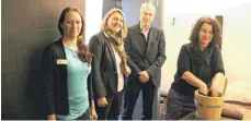  ?? FOTO: PATRICK MÜLLER ?? Petra Krebs schaut sich zusammen mit Markus Bazan, Alexandra Scherer und Therapeuti­n Monika Erfurth-Heim (von rechts) die neue Moorbadeab­teilung an.