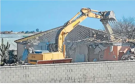  ?? F.J.FRANCO ?? La máquina excavadora, en pleno proceso de demolición de la vivienda denunciada, ayer por la mañana.