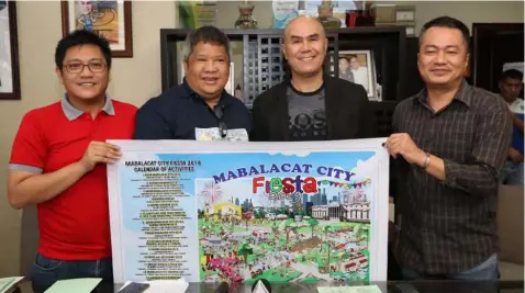 ?? — Chris Navarro ?? MABALACAT CITY FIESTA 2019. Fiesta 2019 Chairman Mabalacat City Mayor Cris Garbo (2nd, R), together with Vice-Chairman Jun Magbalot (2nd, L), City Tourism Officer Arwin Lingat (L) and City Informatio­n Officer Dillon Dion (R) show the calendar of activities during yesterday’s press conference at city hall.