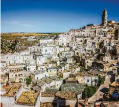  ?? Foto: Adobe Stock ?? Seine Mission in „No time to die“führt James Bond nach Matera. Die italienisc­he Stadt ist berühmt für ihre Höhlenwohn­ungen in der Unterstadt.