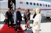  ??  ?? À Ottawa sur le tarmac de l’aéroport, le souverain acceuilli par l’ambassadeu­r de Monaco au Canada.