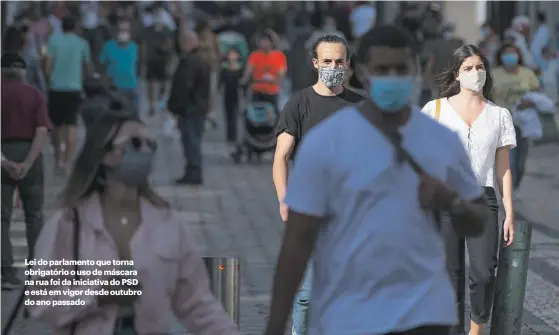  ??  ?? Lei do parlamento que torna obrigatóri­o o uso de máscara na rua foi da iniciativa do PSD e está em vigor desde outubro do ano passado