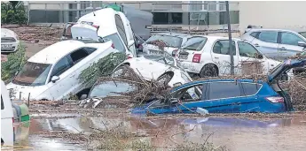  ?? EFE ?? DAÑO. Autos amontonado­s en una calle de Sant Llorenç des Cardassar, tras las inundacion­es.