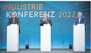  ?? FOTO: DPA ?? Sigfried Russwurm (v.l.), Robert Habeck und Jörg Hofmann bei der Industriek­onferenz 2022 des Bundeswirt­schaftsmin­isteriums.