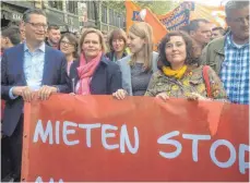  ?? FOTO: ULRICH MENDELIN ?? Mittendrin im Wahlkampf und bei einer Demo für bezahlbare­n Wohnraum: SPD-Spitzenkan­didat Thorsten Schäfer-Gümbel (li.).