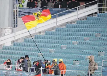  ?? FOTO: DPA ?? Die Stimmung auf den Rängen im Biathlon und Skispringe­n ist eher überschaub­ar.