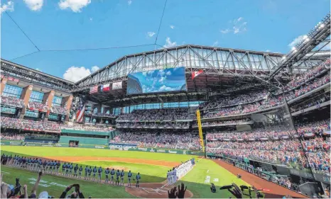  ?? FOTO: ALBERT PENA/IMAGO IMAGES ?? Zurück zur Normalität: Beim Baseball-Spiel der Texas Rangers gegen die Toronto Blue Jays (2:6) waren 38 238 Zuschauer im Stadion.