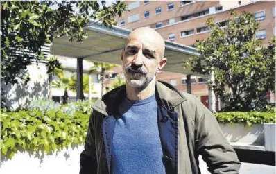  ?? Josema Molina ?? El escritor Jesús Carrasco en una reciente visita a Zaragoza.