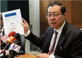  ??  ?? Newsmaker: Lim speaking to the media about the GST ‘statement’ that was widely circulated on social media. — Bernama