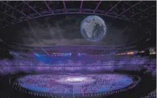  ?? FOTO: JOEL MARKLUND/IMAGO IMAGES ?? Hunderte Drohnen formen eine Weltkugel über den leeren Rängen des Olympiasta­dions.