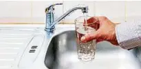  ??  ?? Steht Wasser länger als  Stunden in der Leitung, sollte man es nicht mehr trinken. Foto: istock