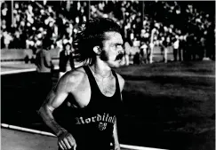  ??  ?? Steve Prefontain­e, 29 mai 1975, vainqueur du 5 000 mètres au stade Hayward Field, à Eugene, Oregon, la veille de sa mort dans un accident de voiture.