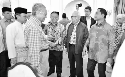  ??  ?? DR Mahathir diperkenal­kan oleh Ketua Menteri Sabah Datuk Seri Panglima Shafie Apdal, kepada sebahagian pemimpin kerajaan Sabah yang mengadakan kunjungan di Kuala Lumpur.