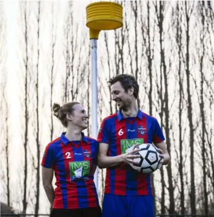  ?? FOTO GOYVAERTS ?? Johan Moons (rechts) met zijn echtgenote Joni Junes. Ook zij is actief bij Sikopi.