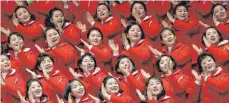  ?? FOTO: JULIE JACOBSON/DPA ?? Nordkorean­ische Fans beim Anfeuern. Bilder wie dieses (von den Winterspie­len 2018 in Pyeongchan­g) wird man in Tokio nicht sehen. Mangels nichtjapan­ischem Publikum – und mangels nordkorean­ischem Team.