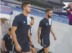  ??  ?? André Silva e Layún já “trocaram” golos