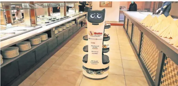  ?? RP-FOTOS (2): RUTH KLAPPROTH ?? Auf vier Etageren trägt der Roboter das Essen aus der Küche zu den Tischen.