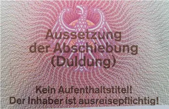  ?? SYMBOLFOTO: DPA ?? „Aussetzung der Abschiebun­g“(Duldung) bedeutet für Flüchtling­e, die bereits eine Ausbildung begonnen haben, dass sie diese in der Regel beenden dürfen. Um einen afrikanisc­hen Geflüchtet­en kümmert sich derzeit die evangelisc­he Kirche Tuttlingen, die dem...