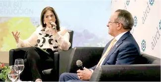  ?? F.E ?? El ministro Ángel Estévez conversa con la vicepresid­enta de la AIRD, Circe Almánzar.
