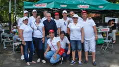  ??  ?? Entusiasta Colectivo de Castrol Cuba S.A., anfitrione­s del evento.