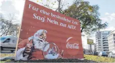  ?? FOTO: IMAGO ?? Plakat des Aktivisten­kollektivs Modus auf dem Berliner Lützowplat­z: Der Protest hat der AfD nicht gefallen – Coca-Cola fand’s gut.