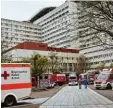  ?? Foto: Peter Fastl ?? Feuerwehr und Rettungsdi­enst rückten zum Klinikum an.