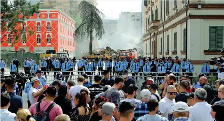  ??  ?? Polizia schierata
Una folla manifesta a Tirana contro la demolizion­e del teatro nazionale decisa dal governo (AP Photo/gent Onuzi)