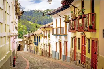  ??  ?? Calle La Ronda. Sus casonas restaurada­s alojan a artesanos y restaurant­es.