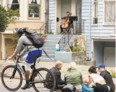  ?? Santiago Mejia / The Chronicle ?? With his street closed to through traffic, Saul RichmondRa­kerd entertains neighbors in the Haight with cello concerts from his porch on Page Street.