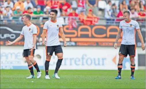  ??  ?? VETERANÍA. El filial del Valencia supo controlar el choque y mantener el marco a cero. Se jugará el ascenso con el Albacete.