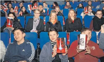  ?? FOTO: TANJA BOSCH ?? Die Schüler genießen gemeinsam mit (in der Mitte von links) Juliana Rapp, Geschäftsf­ührerin der SZ Biberach, Marion Fakler-Baur von den Volksbanke­n Raiffeisen­banken im Kreis Biberach und Annika Reller von der IHK Ulm den Film bei der...