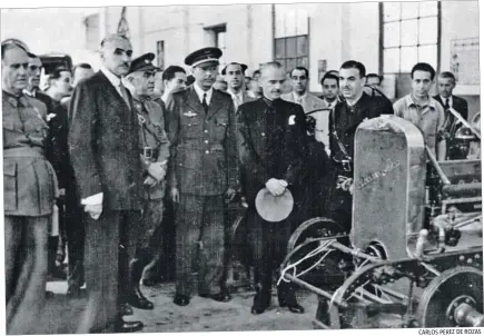  ?? CARLOS PEREZ DE ROZAS ?? Posguerra. Ramón Serrano Suñer, con una gorra en la mano, y a la derecha Miguel Mateu, durante una visita a la fábrica HispanoSui­za, de Barcelona, propiedad del entonces alcalde de Barcelona