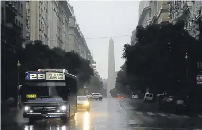  ?? AFP / JUAN VARGAS ?? Una calle de Buenos Aires durante el corte del suministro de luz que vivió el país sudamerica­no.