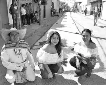  ??  ?? Silvana, Julia y Eduardo Garcia son parte de la familia saliente despidiero­n la imagen de San Juanito con un largo camino de aserrín de color./Javier Patiño