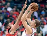  ?? AP ?? Jonas Valenciuna­s (izq.) bloquea a Lauri Markkanen, de Chicago Bulls.