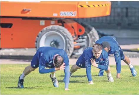  ?? FOTO: STEFAN BRAUER ?? Training auf dem Vorplatz der Baustelle Grotenburg-Stadion (von links): Tom Boere, Rijad Kobiljar und Osayamen Osawe.
