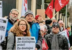  ?? Foto: Petr Topič, MAFRA ?? Protest v Praze Zaměstnanc­i továrny Nexen Tire protestova­li včera před velvyslane­ctvím Korejské republiky kvůli mzdám.