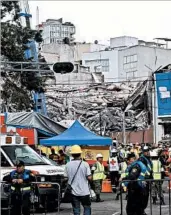  ?? YURI CORTEZ/GETTY-AFP ?? Crews on Sunday search a building in Mexico City’s Roma Norte district that collapsed in last week’s earthquake.