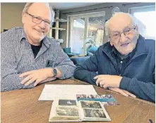  ?? RP-FOTO: BUSCHKAMP ?? Hans Tepner (99) und sein Sohn Hans-Dieter (l.) zeigen alte Familienfo­tos und den erarbeitet­en Stammbaum.