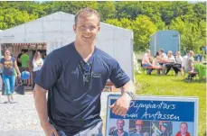  ??  ?? Turn-Olympiasie­ger Fabian Hambüchen war zweifellos der prominente­ste Gast bei der Gewerbeaus­stellung und den Kampa-Erlebnista­gen.