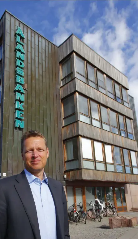  ?? FOTO: ROBERT JANSSON ?? OBETYDLIGA HINDER. Peter Wiklöf har en enda hälsning till politikern­a som håller på att förnya lagen om Ålands självstyre . ”Banken vill ha så små hinder och låga murar som möjligt i handeln mellan Åland och fastlandet”.