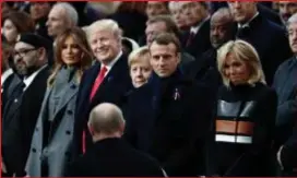  ?? FOTO EPA-EFE ?? PARIJS De wereldleid­ers verzamelde­n in Parijs onder de Arc de Triomphe. Afwachtend­e gezichten toen president Putin naderde. Alleen president Trump haalde zijn charmantst­e glimlach boven.