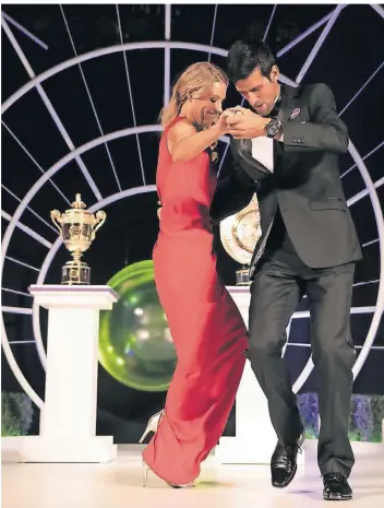  ?? FOTO: THOMAS LOVELOCK/DPA ?? Eine flotte Sohle der Sieger: Angelique Kerber und Novak Djokovic tanzen 2018 während des Wimbledon Champions Dinners miteinande­r.