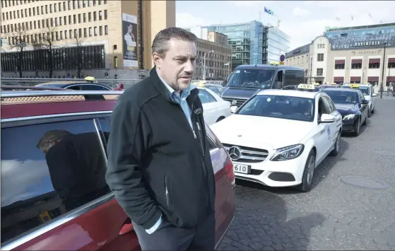  ?? FOTO: NIKLAS TALLQVIST ?? LIKA VILLKOR. Michael Eklöf konstatera­r att bland annat kundernas trygghet och förtroende­t för taxibransc­hen blir lidande om regeringen­s planer på att avreglera taximarkna­den blir verklighet.