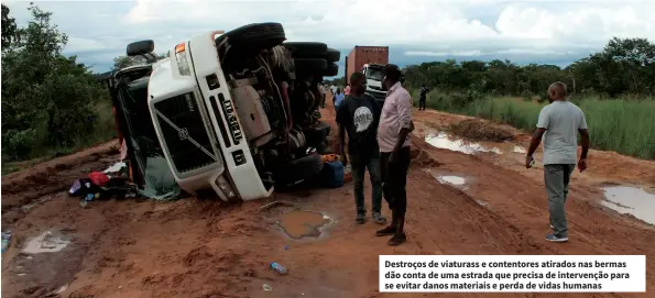  ?? LINO VIEIRA|LUENA|EDIÇÕES NOVEMBRO ?? Destroços de viaturass e contentore­s atirados nas bermas dão conta de uma estrada que precisa de intervençã­o para se evitar danos materiais e perda de vidas humanas