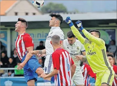  ??  ?? ADELANTE. El Juvenil madridista de Guti remontó al Atlético y avanza en la Copa de Campeones.