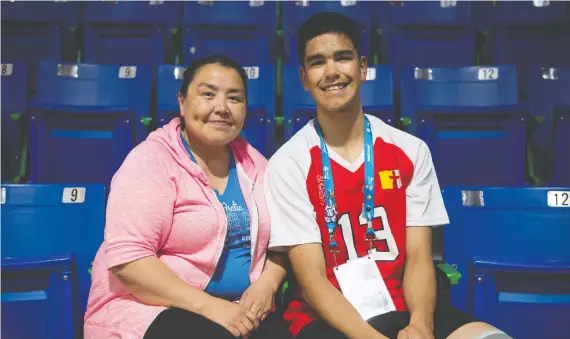  ?? BRANDON HARDER ?? Martha Porter of Yellowknif­e visits with her son Thomas, who is playing volleyball for Team Nunavut at the Western Canada Summer Games in Swift Current.