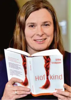  ?? Foto: Horst Hörger ?? Eine Autorin mit ihrem jüngsten Buch: Silke Knäpper liest am Samstag in Roggen burg aus ihrem Roman „Hofkind“.